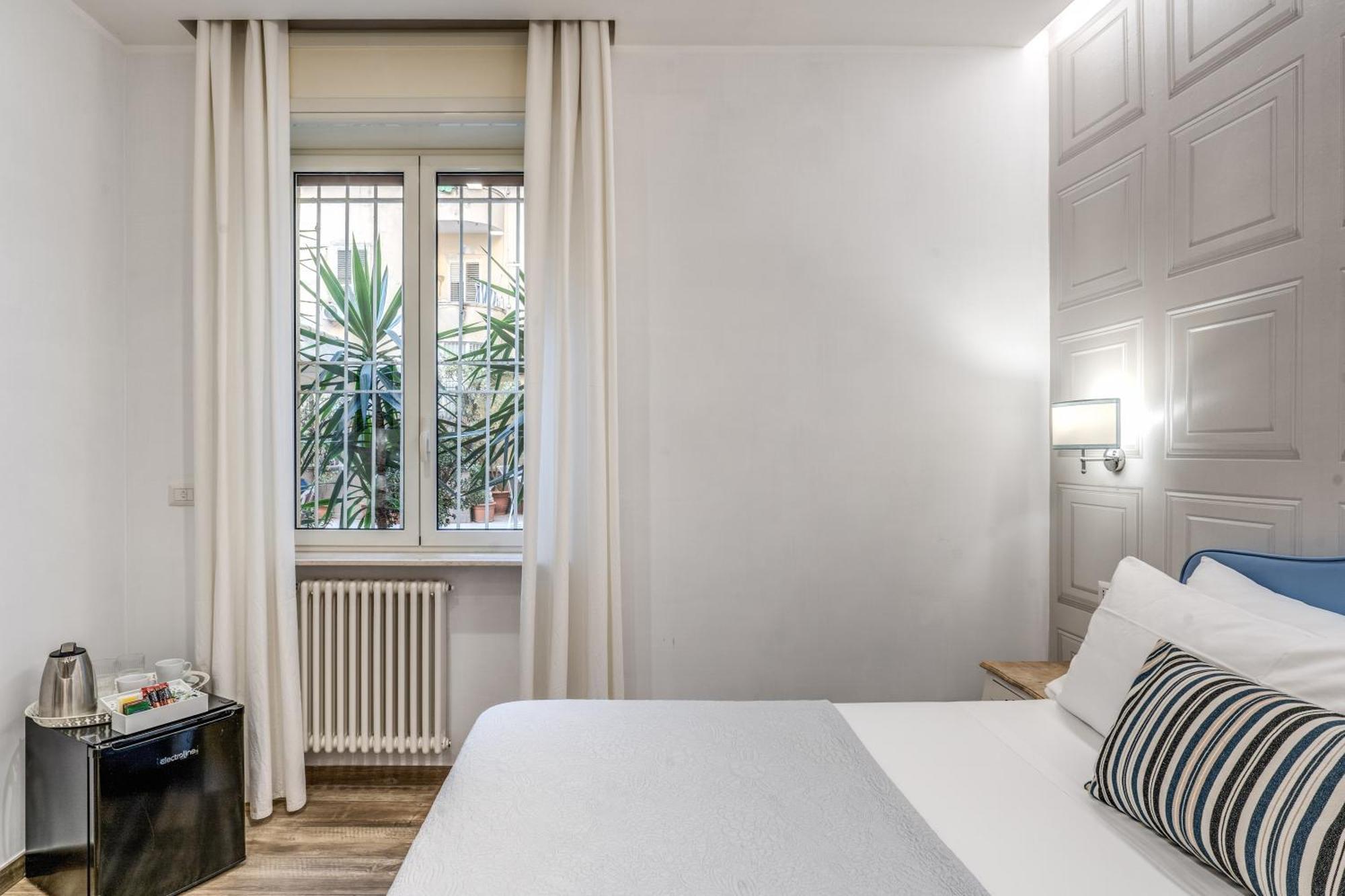 E Caffe Deluxe Bed & Breakfast *